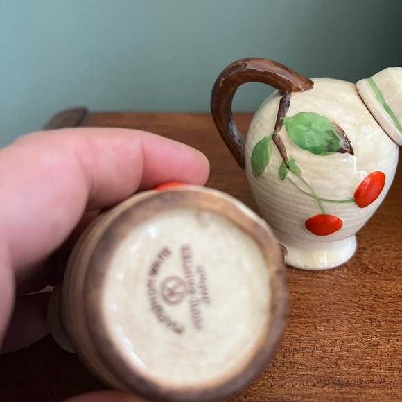 VINTAGE MARUHON WARE HAND PAINTED CHERRIES CERAMIC SALT & PEPPER SHAKER SET - Picture 3 of 5